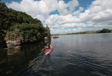 1 canoe vue de derrière rocher