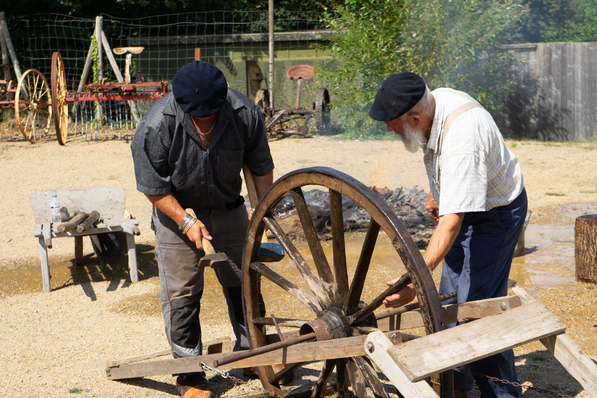 The wheelwright makes sure the steel is correctly positioned