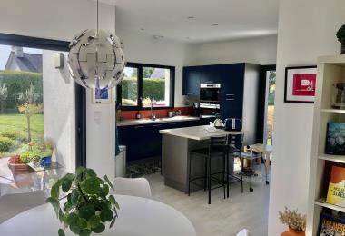 Plomodiern - Mme Gouya - salon sur cuisine