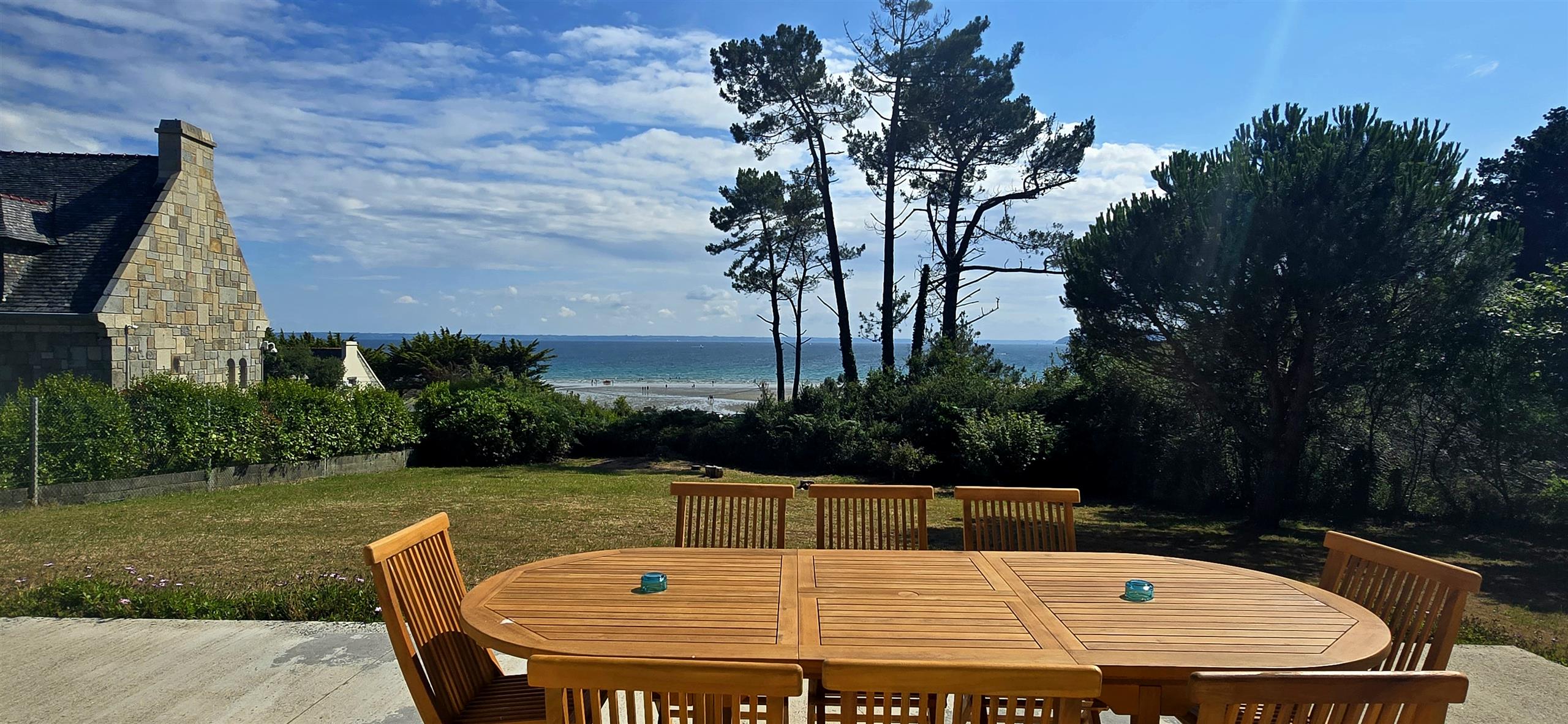Terrasse et jardin vue mer