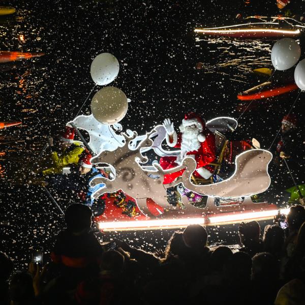 Nicolas Ollier Ankunft des Weihnachtsmannes im Kajak-©-Nicolas-Ollier-scaled