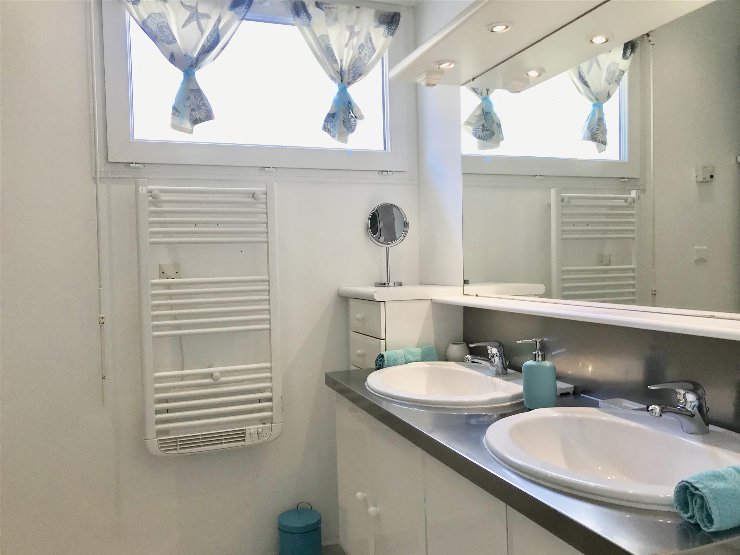 Salle d'eau Rdc, double vasques, douche 90X140
