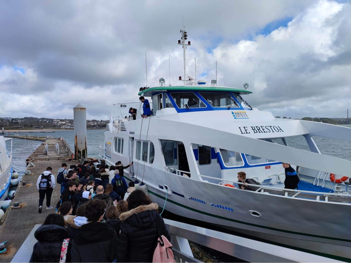 Bateau-Port-Moulin-blanc