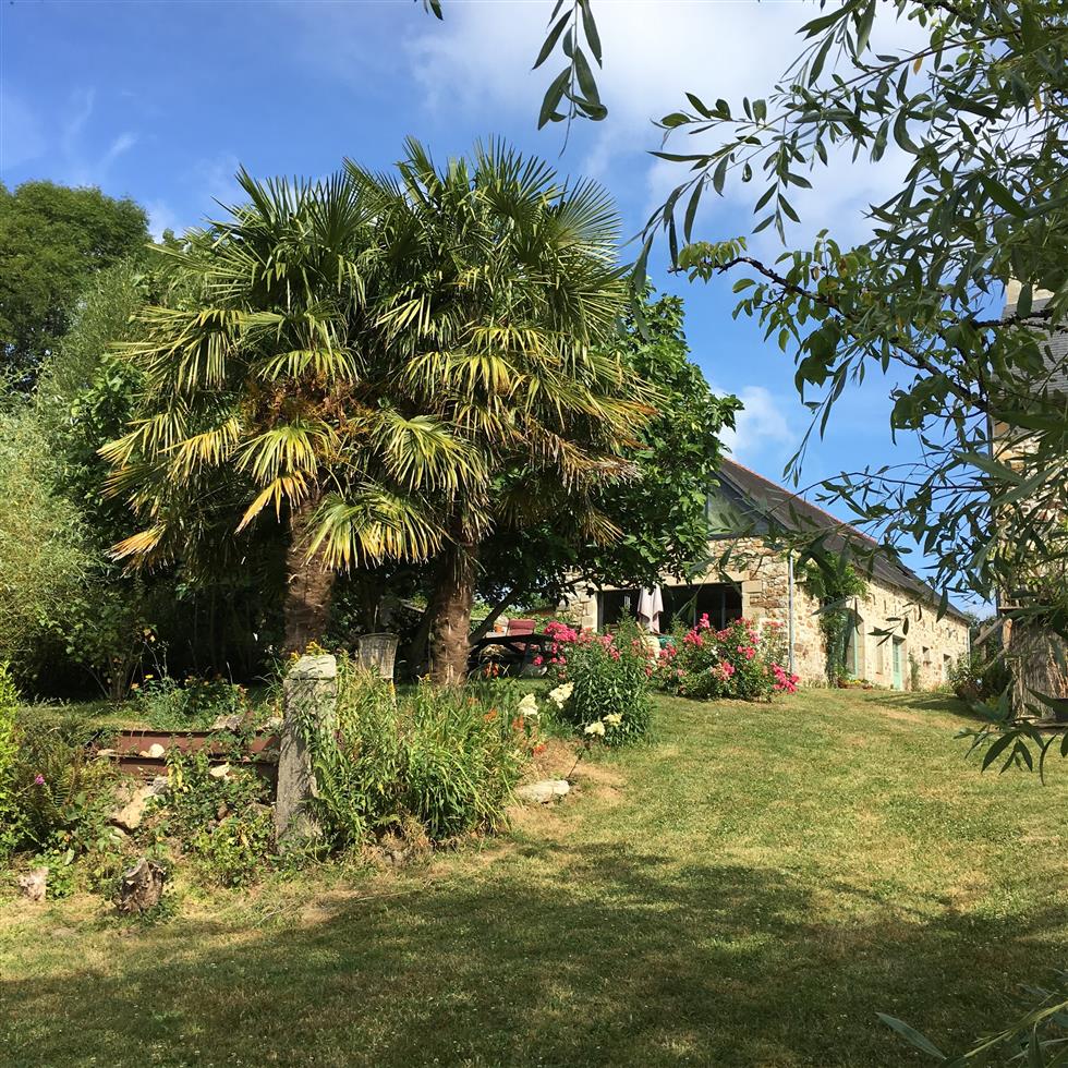 La maison vue du jardin