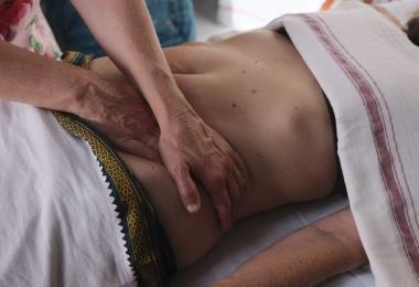 Massage du ventre femme 2-redi