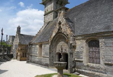 Porche sud - église St Yves - enclos paroissial de La Roche-Maurice
