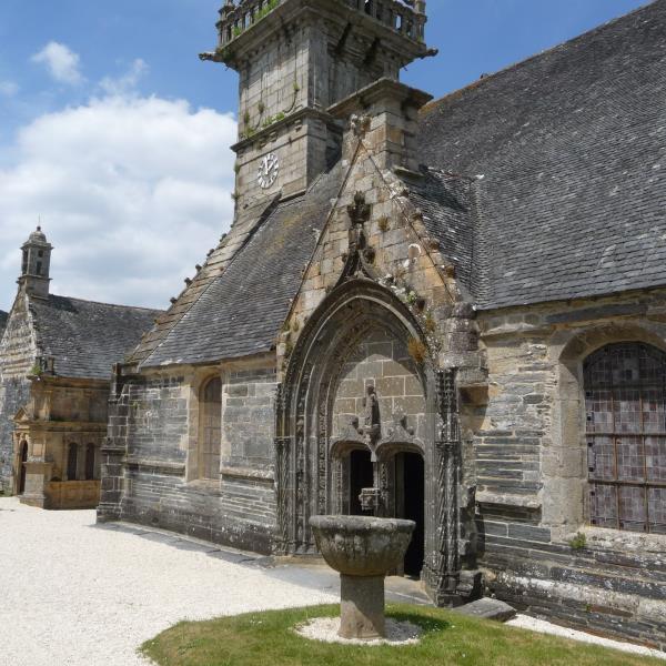 Porche sud - église St Yves - enclos paroissial de La Roche-Maurice