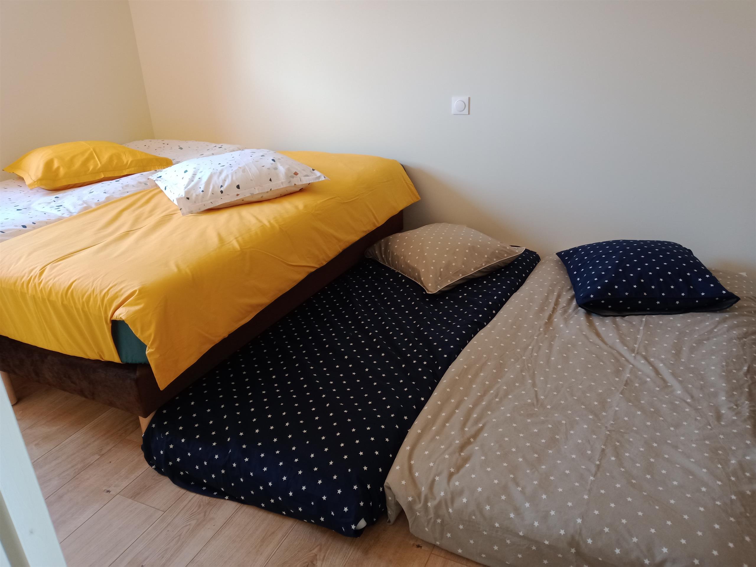 Quemenes-Chambre-2 lits simples-configuration 4 lits dans la chambre_1