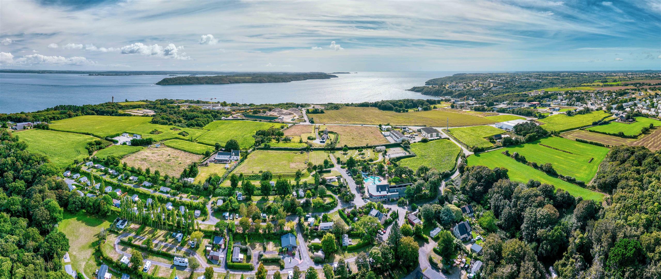 Vue aérienne du camping - situation mer