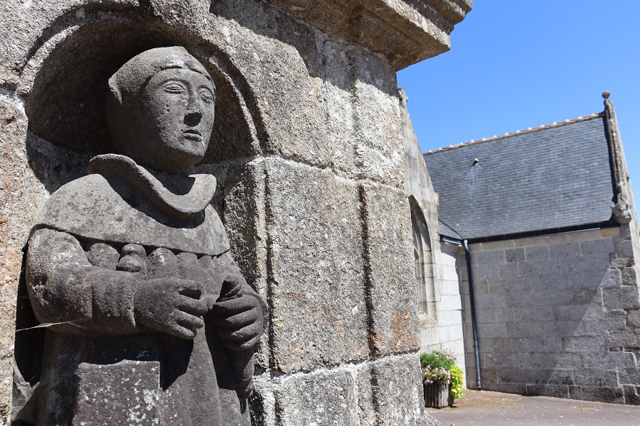 eglise_saint_blaise_le_cloitre_pleyben_detail_calvaire