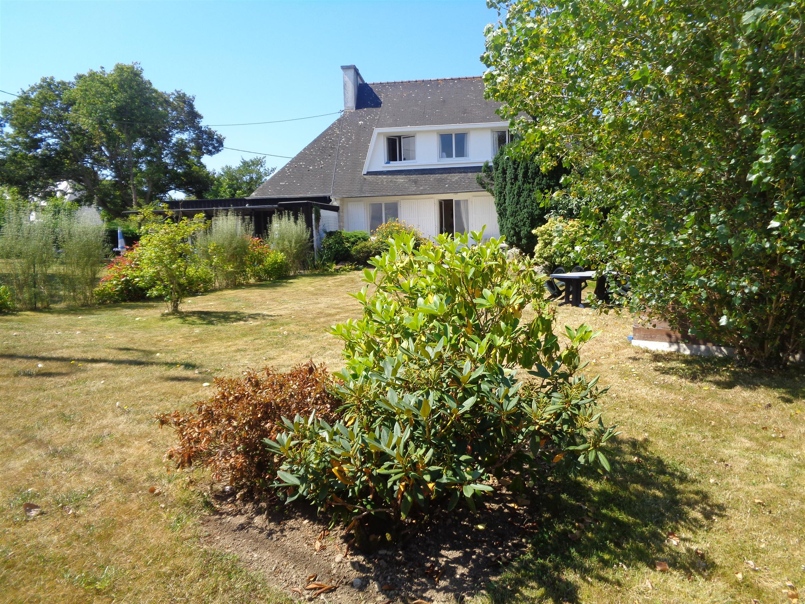 gite de kerael  , vue du jardin arrière et de la maison