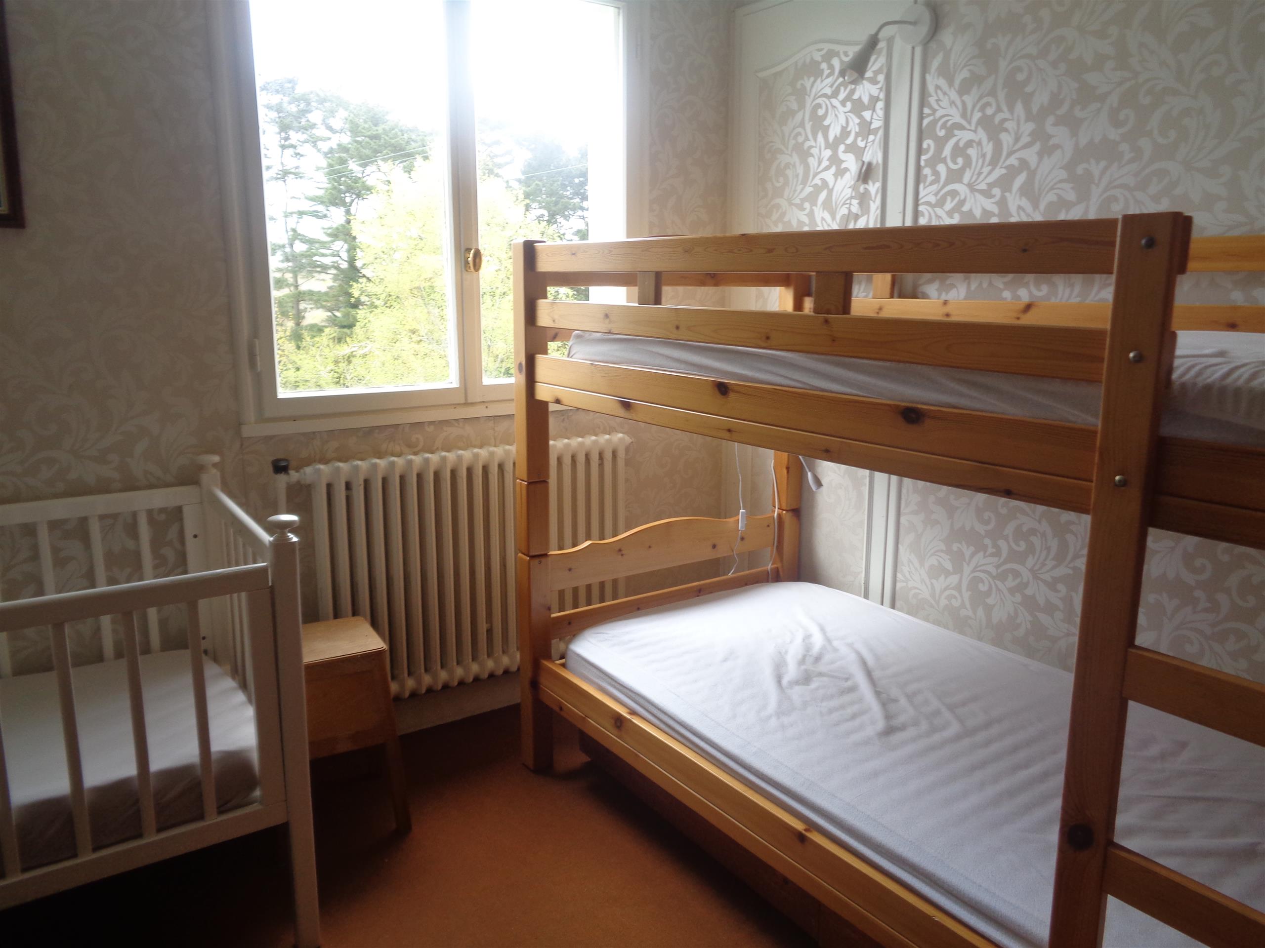 gite de kerael  chambre 3 : 3 lits 90 dt 1 superposés, lit simple et lit bb (1)