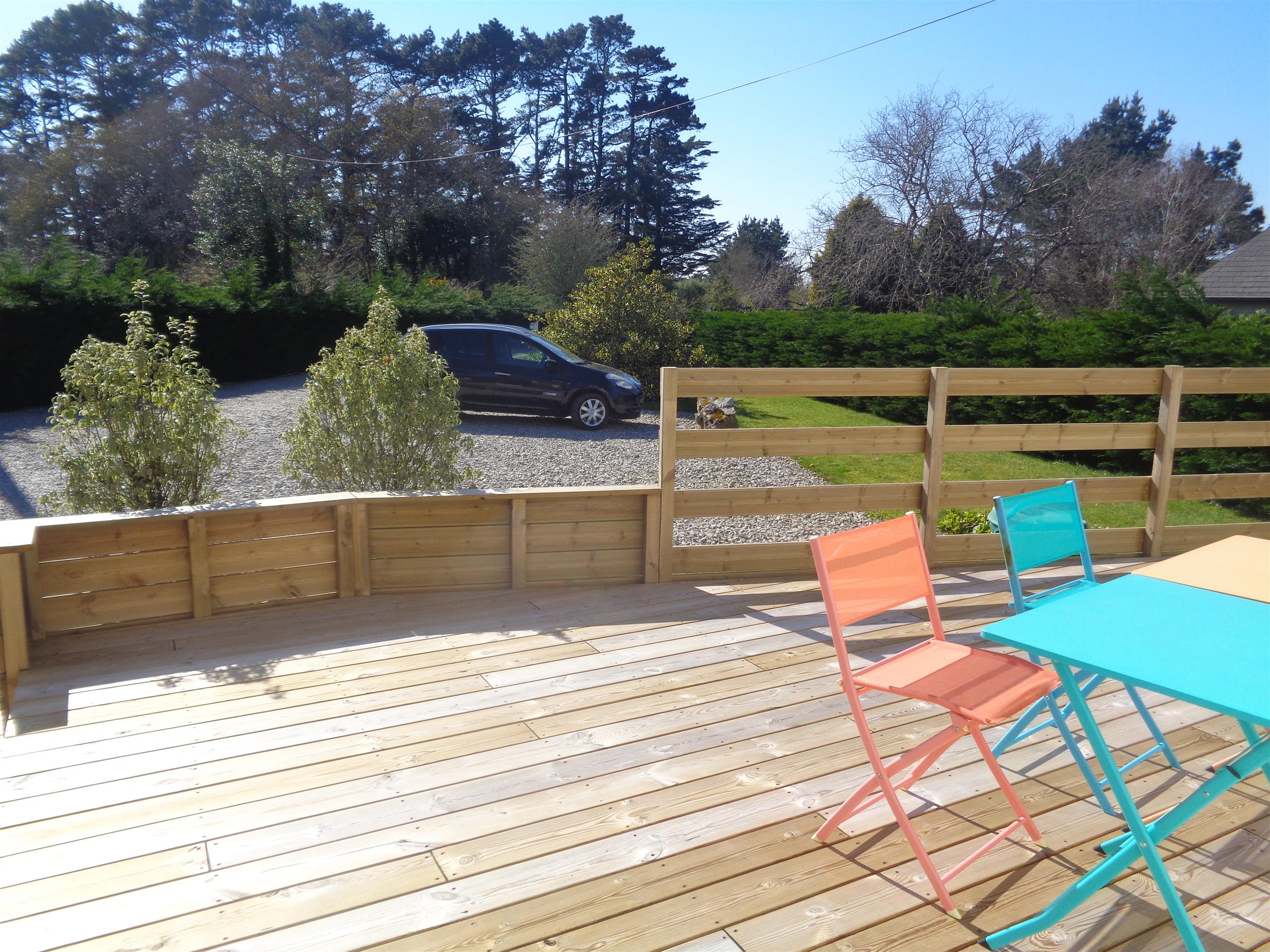 gite de kerael la terrasse coté sud, et le parking voiture privé