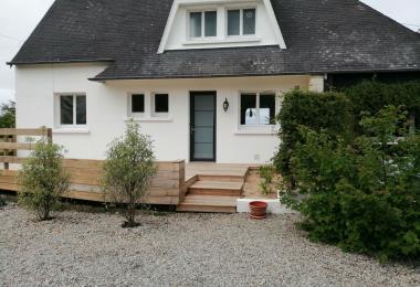 gite de kerael le parking voiture à l'avant et à droite l'extansion,l'hébergement de la propriétaire