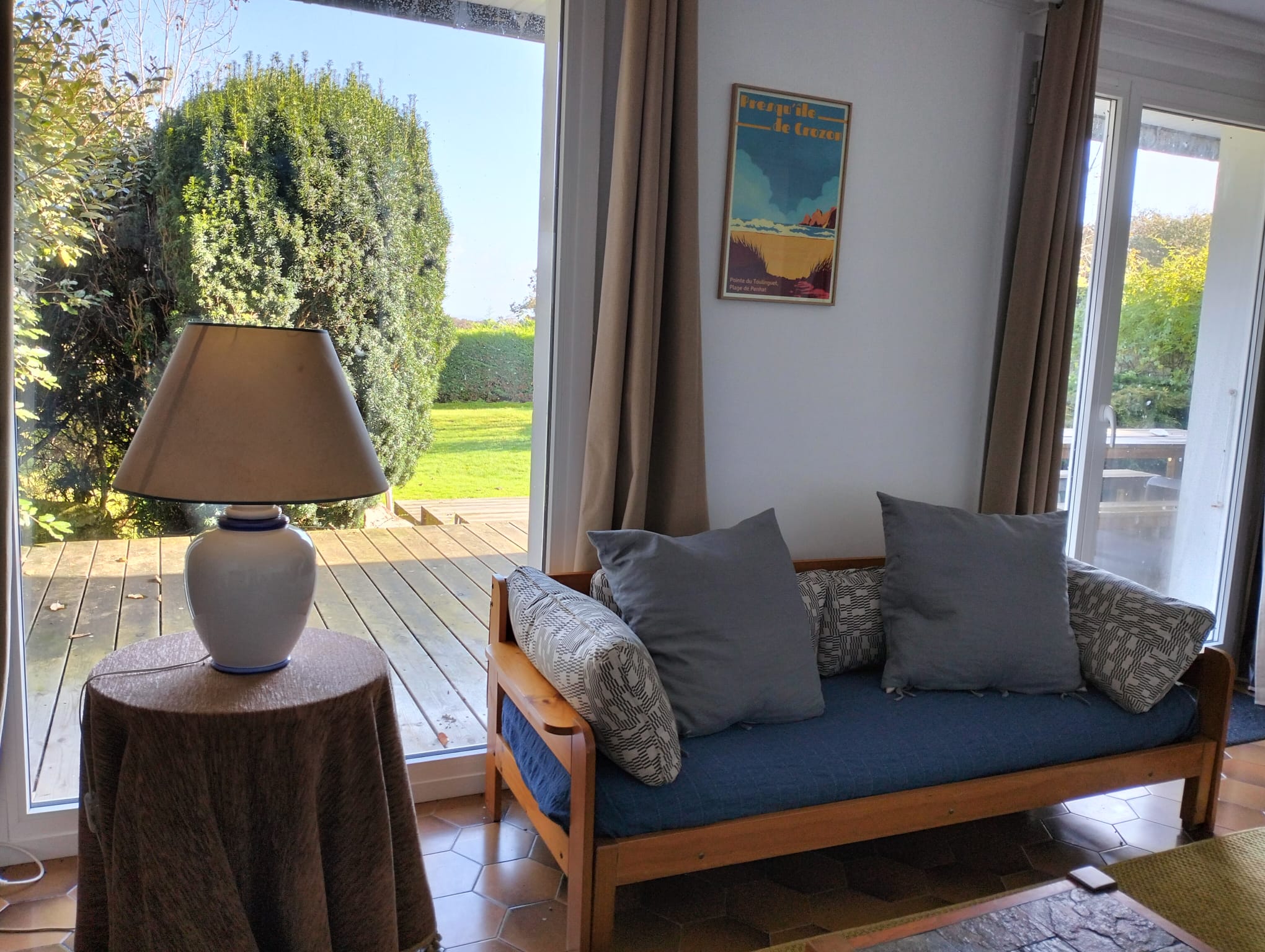 gite de kerael le salon avec vue sur le jardin
