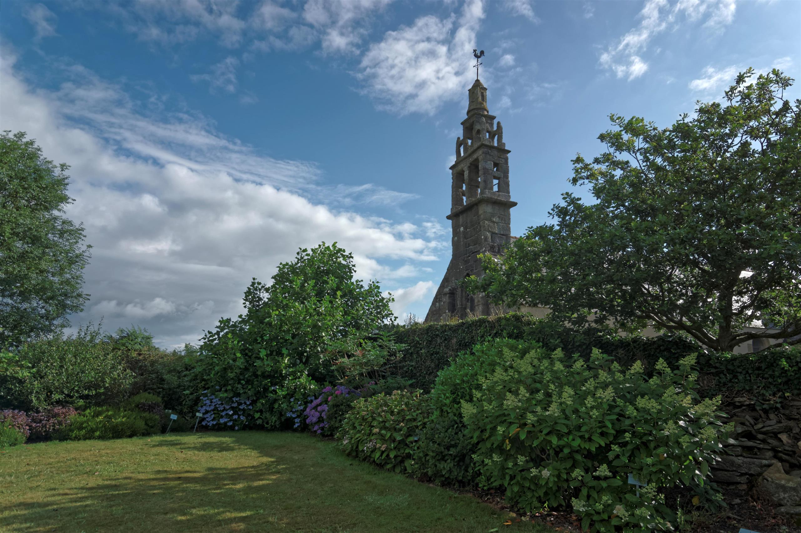 Guicquelleau chapel gardens