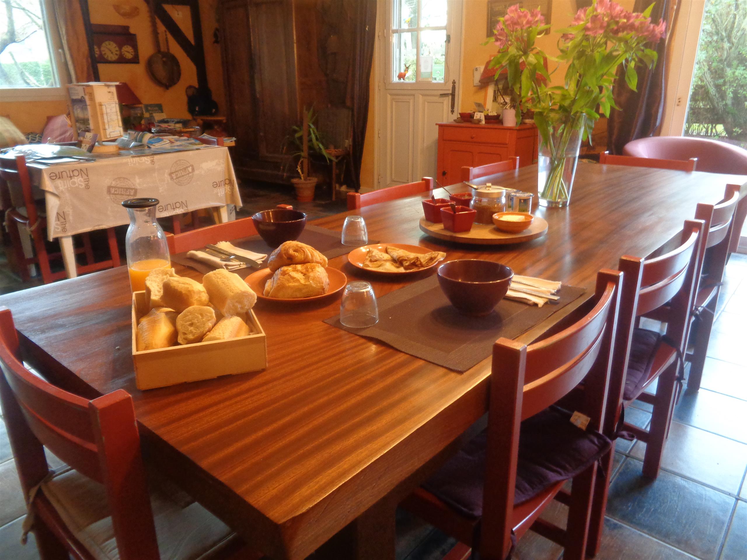 les chambres d'hôtes de kerael le petit dejeuner dans le salon, salle à manger (1)