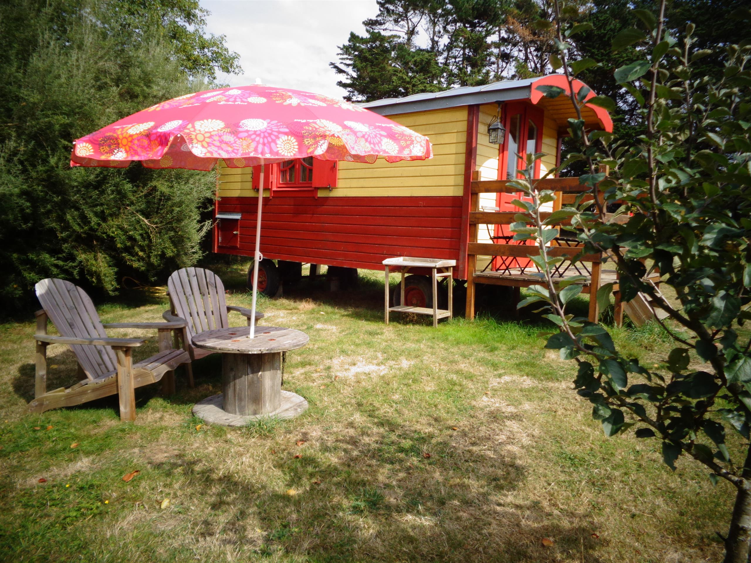 les chambres d'hotes de kerael : la roulotte Nature et bois