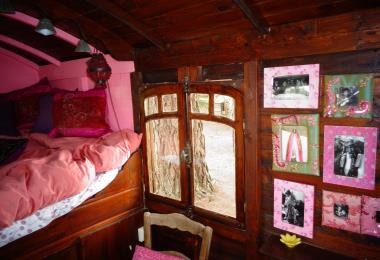 les chambres d'hotes de kerael :la roulotte gypsie déco interieure