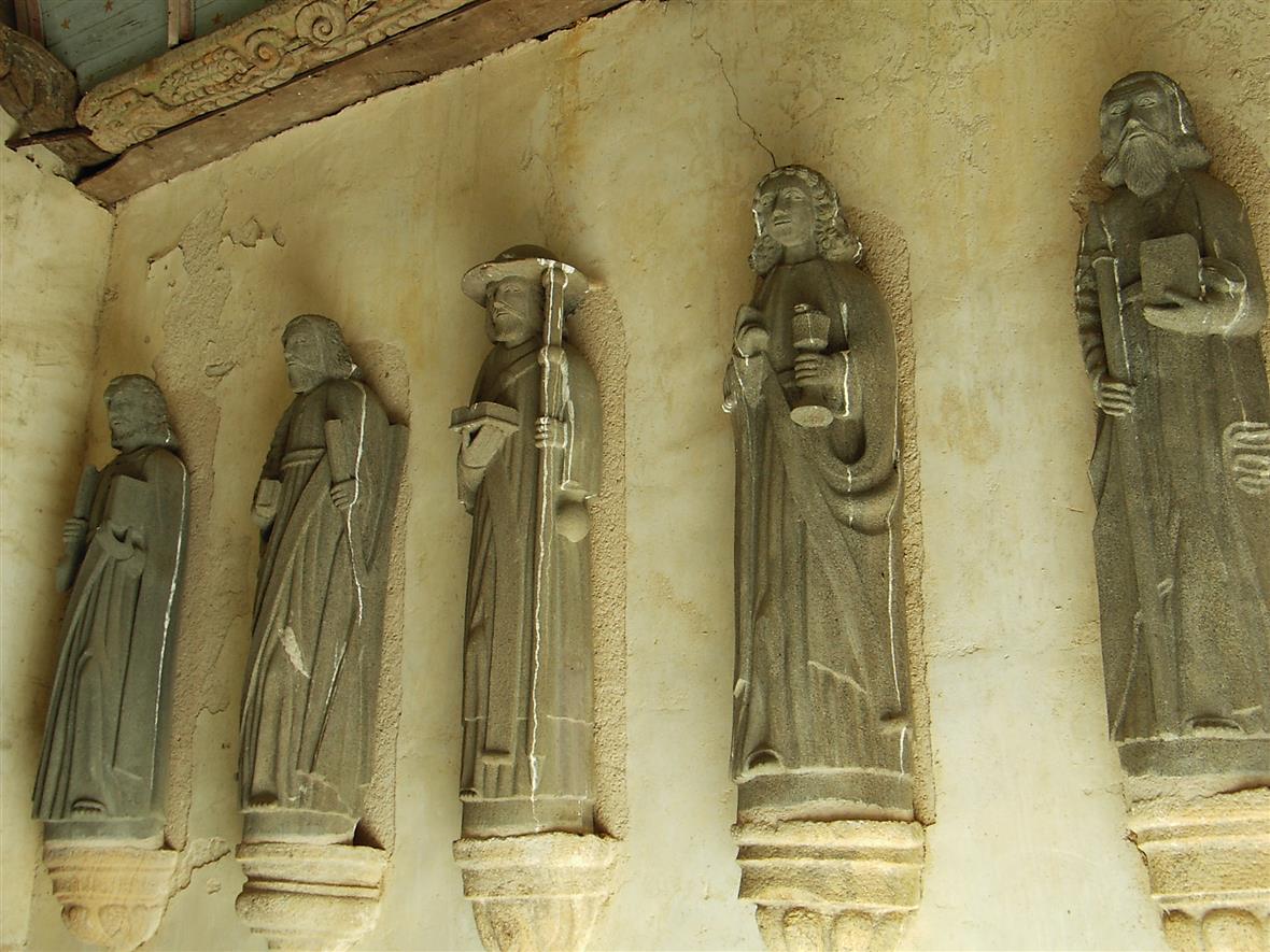 Enclos paroissial de Dirinon - porche : statues des apôtres