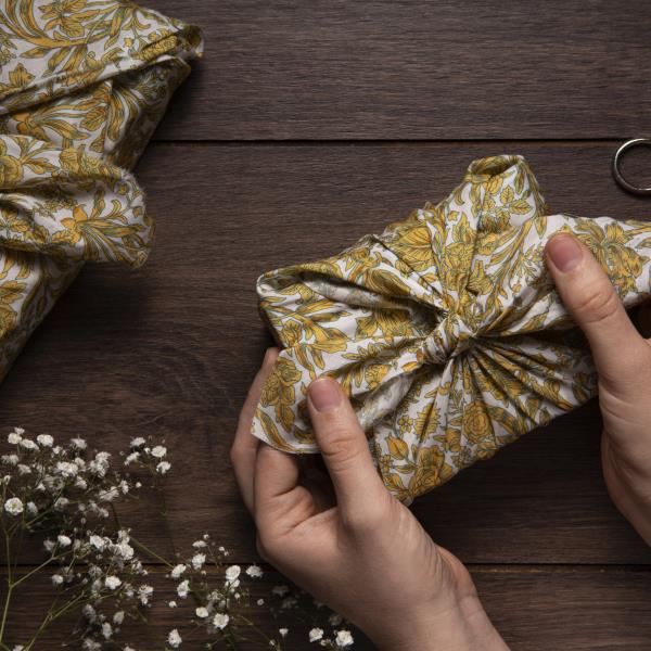 VDL ansicht-auf-hand-gehaltenes-paket-furoshiki-scaled